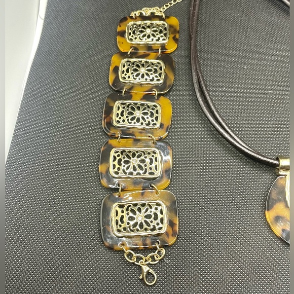Women’s Brown Tortoise Shell Necklace and Bracelet Set. Gold Metal.Signed E.C. - Picture 3 of 7